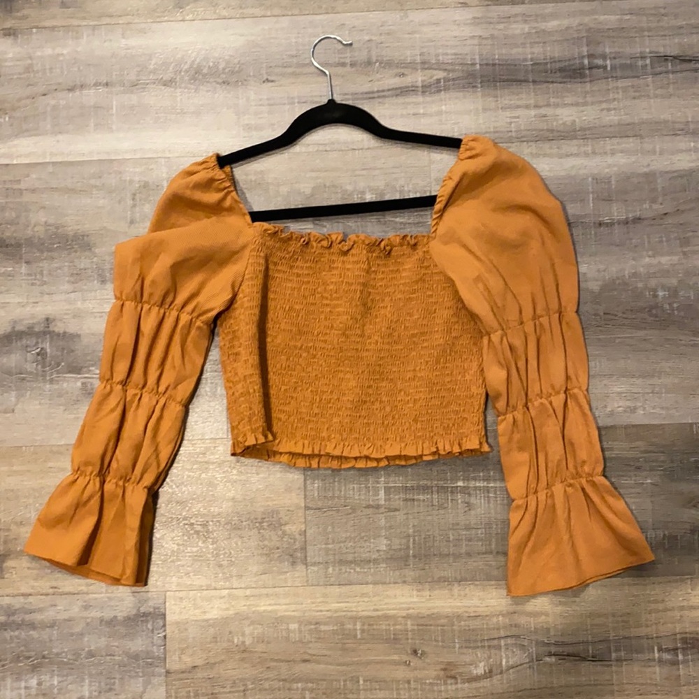 Crop with puff sleeves.
